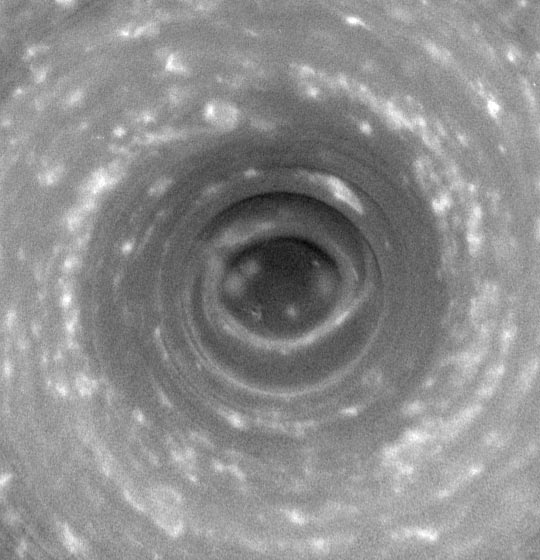 Ураган на северном полюсе Сатурна