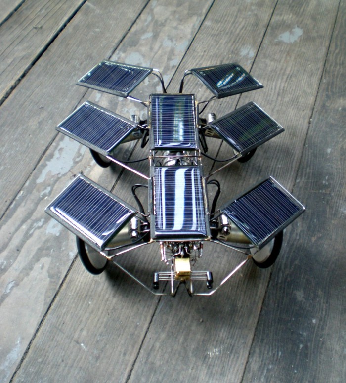 Робот-таракан на солнечной энергии