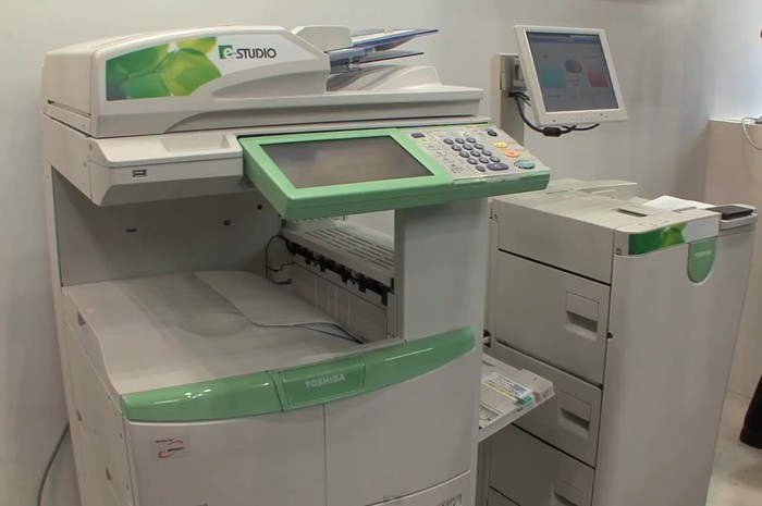 Принтер со стирающим устройством