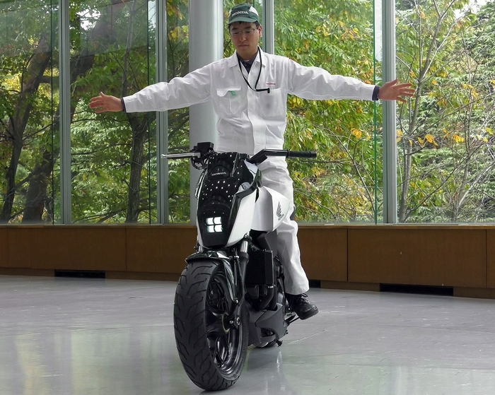 Самобалансирующий мотоцикл Honda способен следовать за хозяином