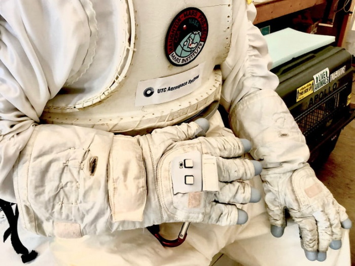 "Умная" перчатка, управляющая дронами на Луне и Марсе