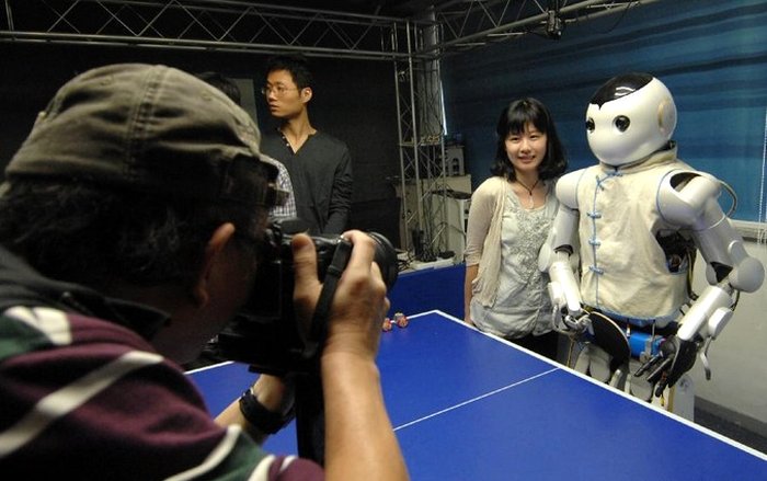 Ву и Конг - роботы, играющие в настольный теннис