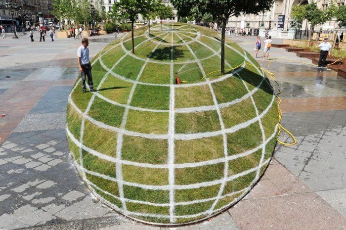 Масштабная оптическая иллюзия земного шара в Париже