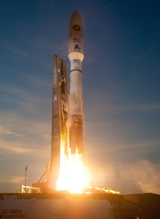 Запуск космического беспилотника с помощью ракеты-носителя Atlas 5