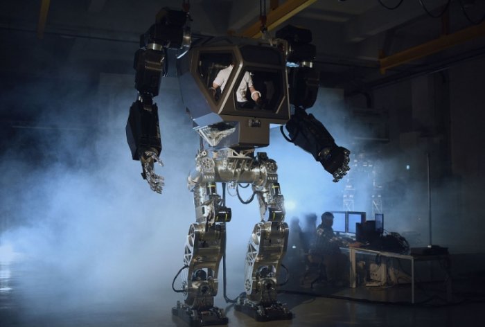 Method-1 - гигантский робот-экзоскелет с оператором внутри