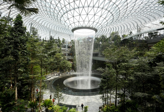 Водопад под крышей аэропорта Jewel Changi