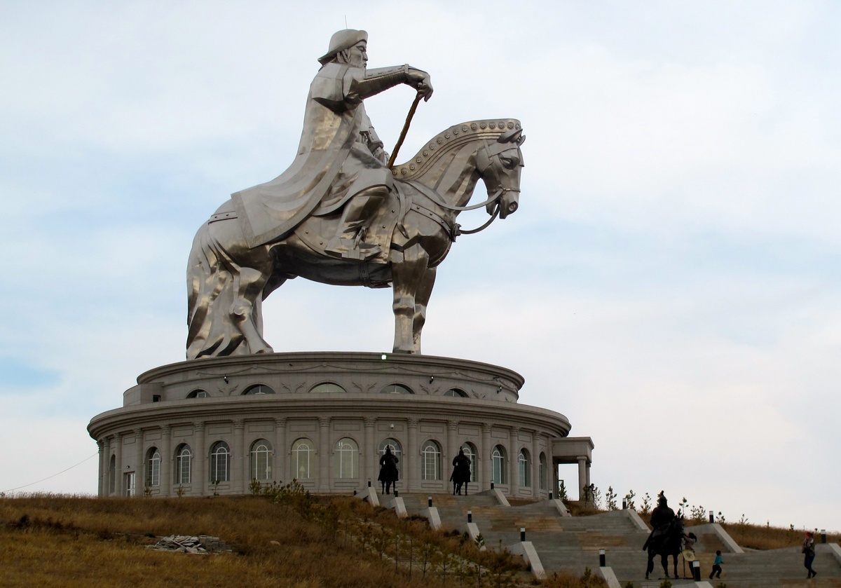 Конная статуя Чингисхана - крупнейшая конная статуя в мире