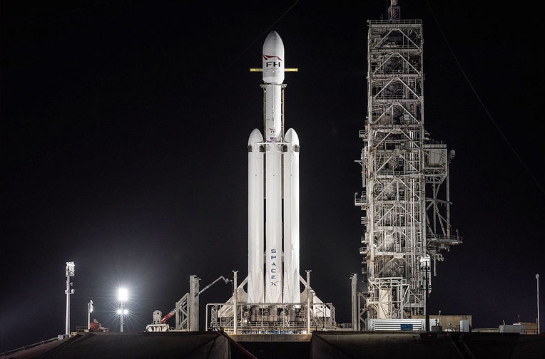 Falcon Heavy на взлетной площадке