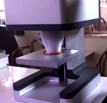 Принтер печатающий на пенке капучино