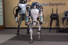 Робот ATLAS теперь держит равновесие и встает на ноги