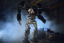 Method-1 - гигантский робот-экзоскелет с оператором внутри