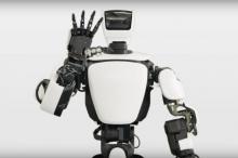 Гуманоидный робот, в точности повторяющий движения человека 